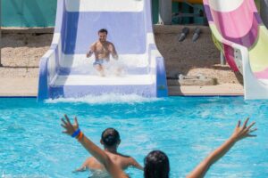 İzmir Büyükşehir Belediyesi tarafından gençleri denizle, havuzla buluşturacak programların ilki