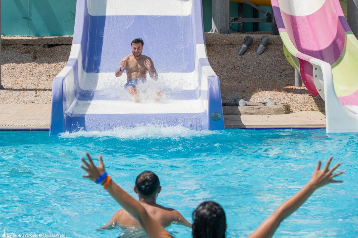 İzmir Büyükşehir Belediyesi tarafından gençleri denizle, havuzla buluşturacak programların ilki