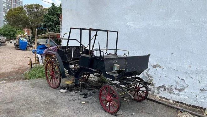 İzmir’in Karşıyaka ilçesinde, kundakladıkları faytonu söndürmek için dışarı çıkanların üzerine