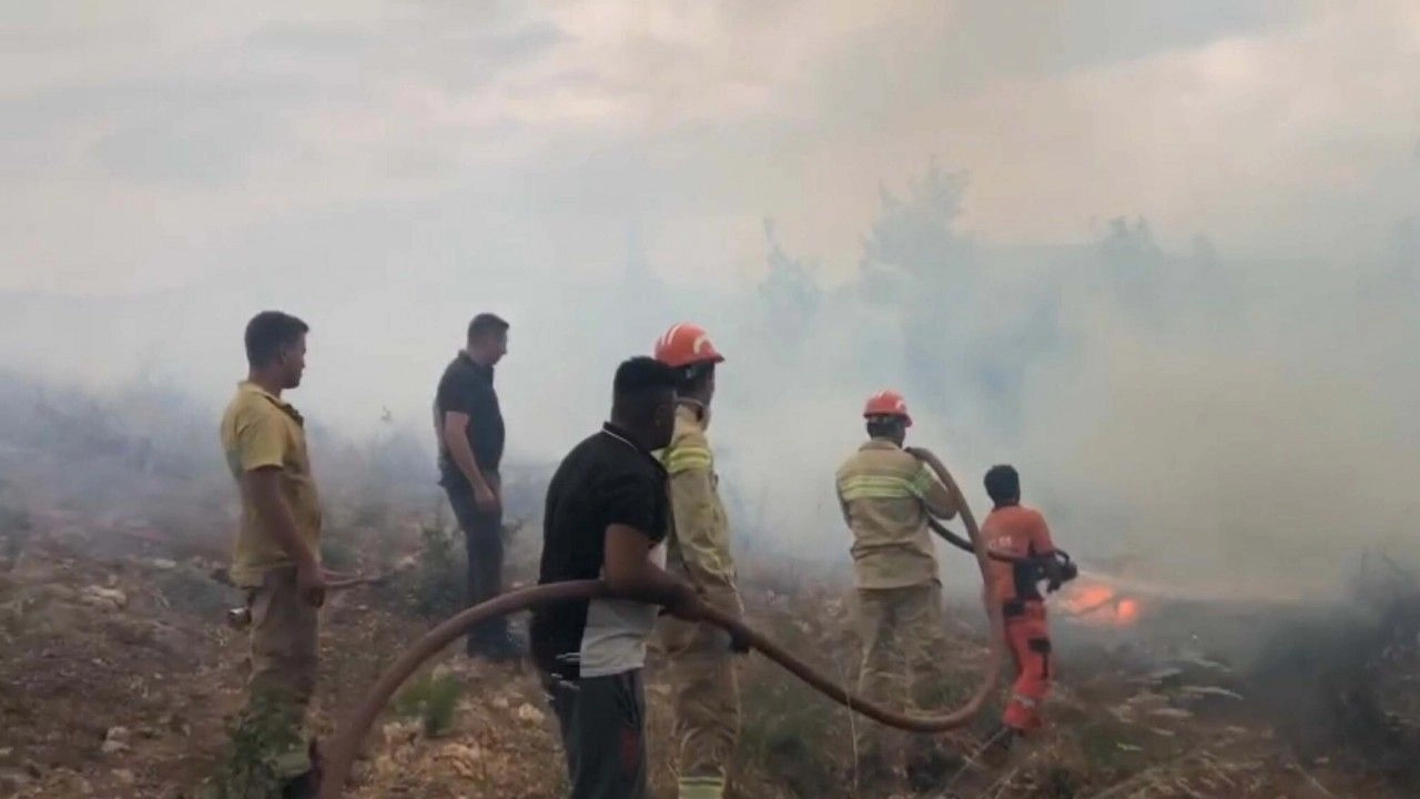 Manisa’nın Turgutlu ilçesinde, Musacalı Mahallesi’ndeki ormanda yıldırım düşmesi sonucu yangın