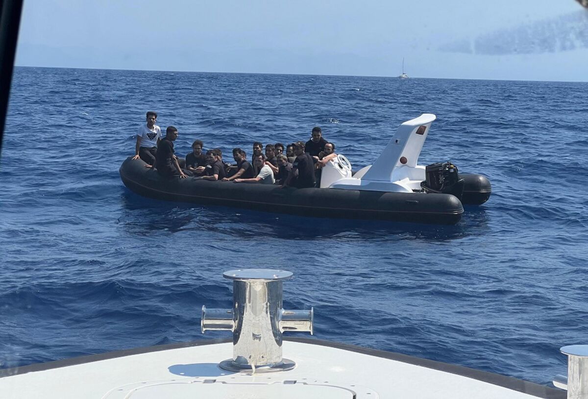 Ege’de kaçak göçmen dramı: Yunan unsurlar itti; sahil güvenlik kurtardı