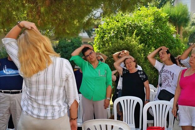 İzmirliler ‘Sağlığı Geliştiren Parklar’da ilk yardım öğreniyor İzmir Büyükşehir Belediyesi’nin “Sağlığı Geliştiren Parklar” projesiyle şehrin parkları hem