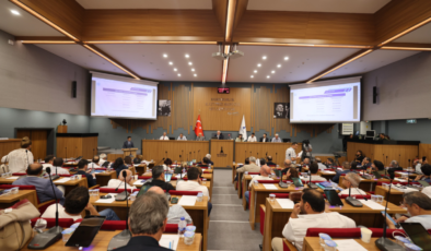İzmir Büyükşehir Meclisi’nde ‘Karşıyaka’ tartışması: AK Parti’den ayrımcılık tepkisi