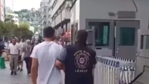 İzmir’de polisin düzenlediği operasyonda, haklarında çeşitli suçlardan kesinleşmiş hapis cezası
