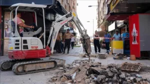 İzmir’in Konak ilçesinde 12 Temmuz’da sağanak yağış sırasında su birikintisine