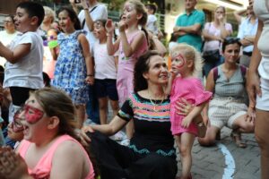 Karşıyaka Belediye Başkanı Yıldız Ünsal, Şemikler Mahallesi’nde düzenlenen ‘Sokak Senin’