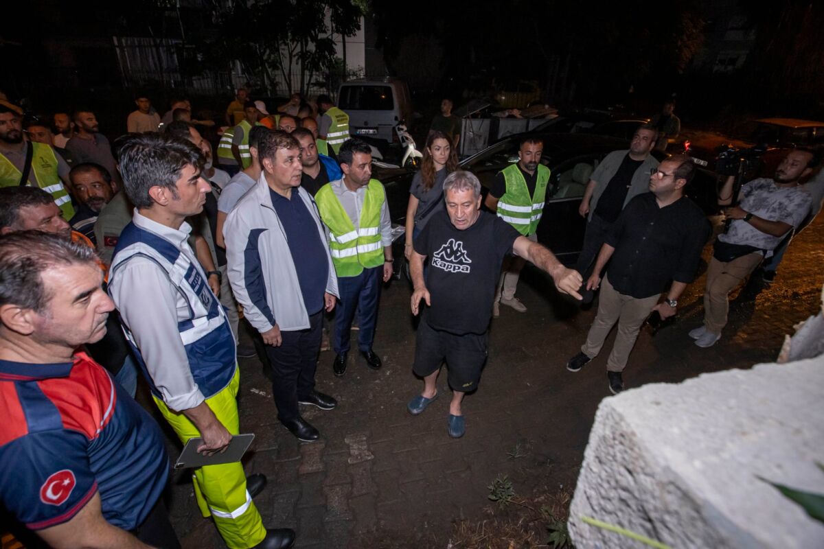 İzmir Büyükşehir Belediyesi kentte etkili olan şiddetli yağış nedeniyle tüm
