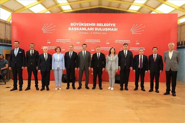 Başkan Tugay İstanbul’da: CHP’li Belediye Başkanları Toplantısında