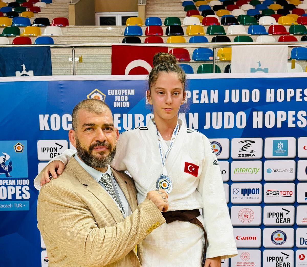 Kocaeli’de İzmirli judocu Ekin İtmeç Avrupa ikincisi oldu Kocaeli’de düzenlenen Judo Yıldızlar Avrupa Kupası’nda İzmir Büyükşehir Belediyesi Spor