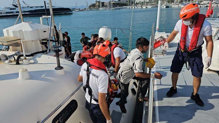 Ege Denizi’nde 10 dakika arayla iki göçmen kurtarma operasyonu