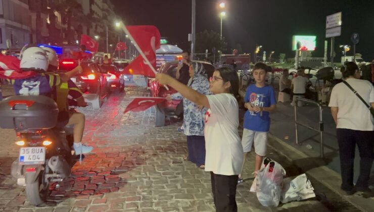 İzmir sokaklarında coşku sel oldu: A Milli Futbol Takımı çeyrek finale yükseldi