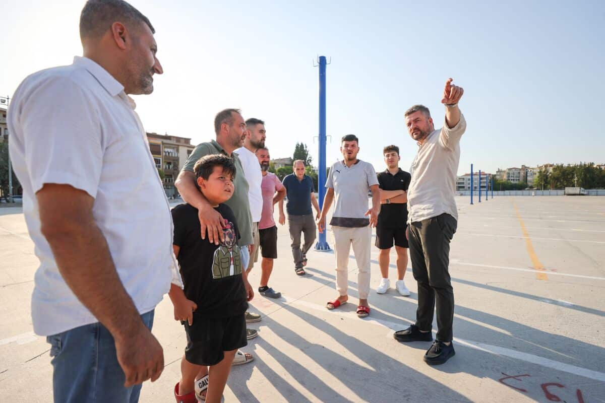 Buca Metrosu çalışmaları nedeniyle eski Şirinyer Sahası’na taşınan Şirinyer Pazar