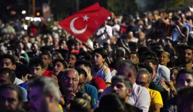 İzmir’in meydanlarında çeyrek final coşkusu: Dev ekranlarda izlendi