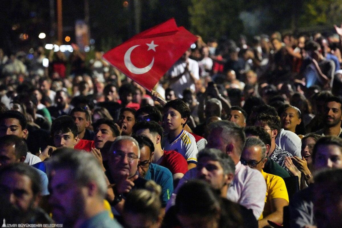 İzmirli futbolseverler, Türkiye A Milli Futbol Takımı’nın Avusturya  karşılaşmasını, İzmir