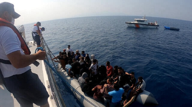 Lastik bot sürüklendi: 129 göçmen kurtarıldı