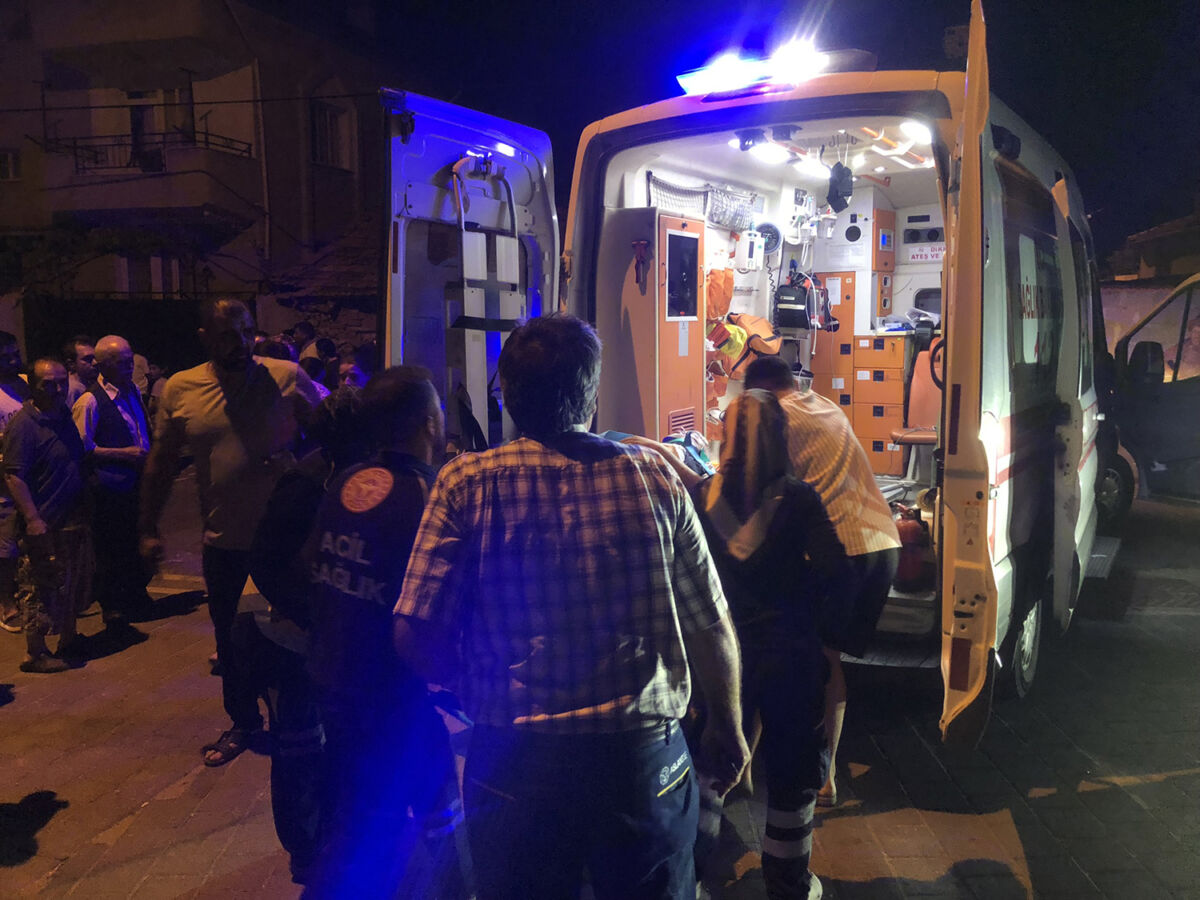 Manisa’nın Kula ilçesinde, motosiklet ile elektrikli bisikletin kafa kafaya çarpışması