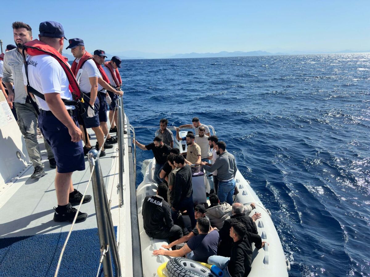 Muğla’nın Marmaris ilçesi açıklarında, motor arızası nedeniyle sürüklenen lastik bottaki