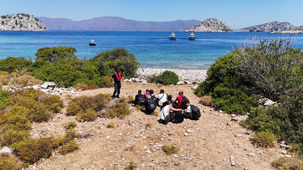 Muğla’nın Marmaris ilçesinde, 19 düzensiz göçmen sahil güvenlik ve jandarma