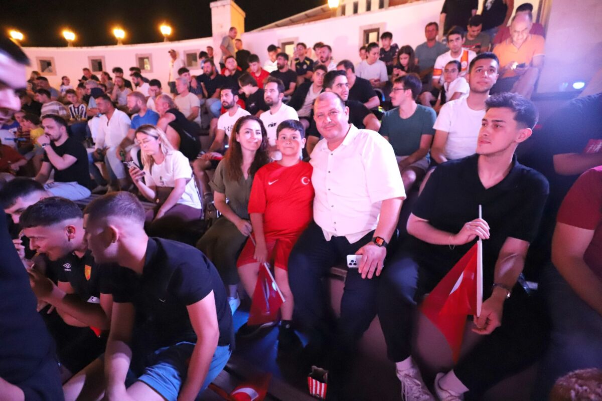 Menderes Belediye Başkanı İlkay Çiçek, tüm Mendereslileri A Milli Futbol