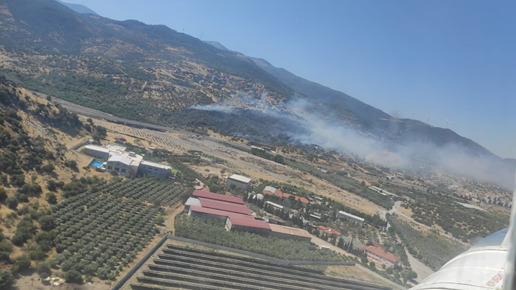 İzmir’in Menemen ilçesinde, makilik ve otluk alanda çıkan yangın kontrol