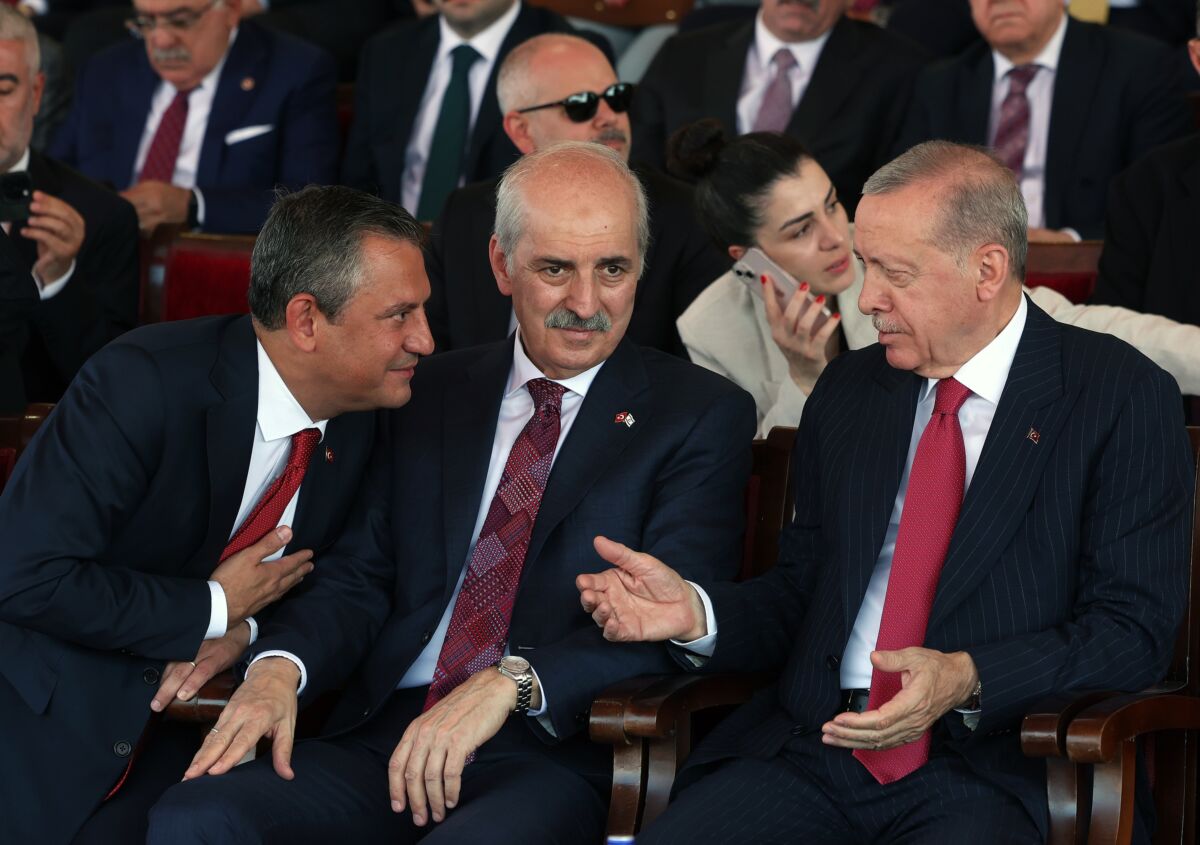 Cumhurbaşkanı Erdoğan, Özel ve Bahçeli Kıbrıs’ta öğlen yemeğinde biraraya geldi Kıbrıs Barış Harekatı’nın 50. yıl dönümü nedeniyle Kuzey Kıbrıs Türk