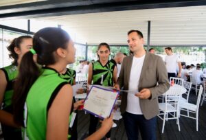 Bornova Belediye Başkanı Ömer Eşki, Bornova Belediyespor Kulübü’nün şampiyon takımlarını