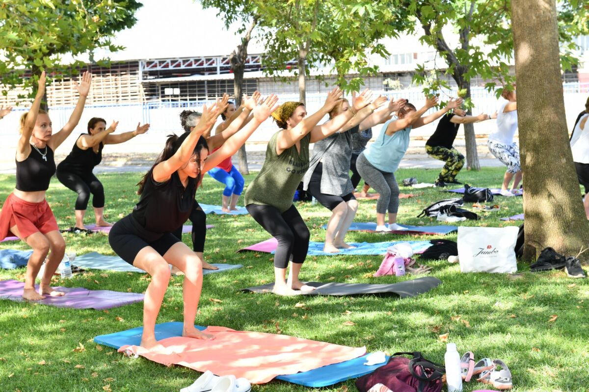 Çiğli’de açık havada Yoga etkinliği: Yaz boyu sürecek Çiğli Belediyesi, sağlıklı yaşamı teşvik etmek amacıyla kadınlara yönelik ücretsiz