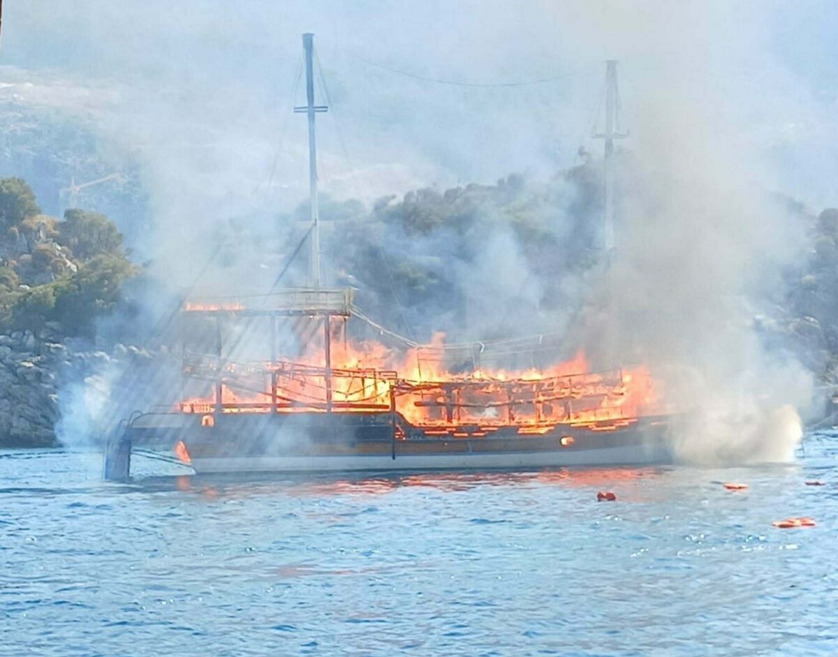 Muğla’nın Marmaris ilçesinde, ‘Eagles’ isimli tur teknesinde çıkan yangın sonucu