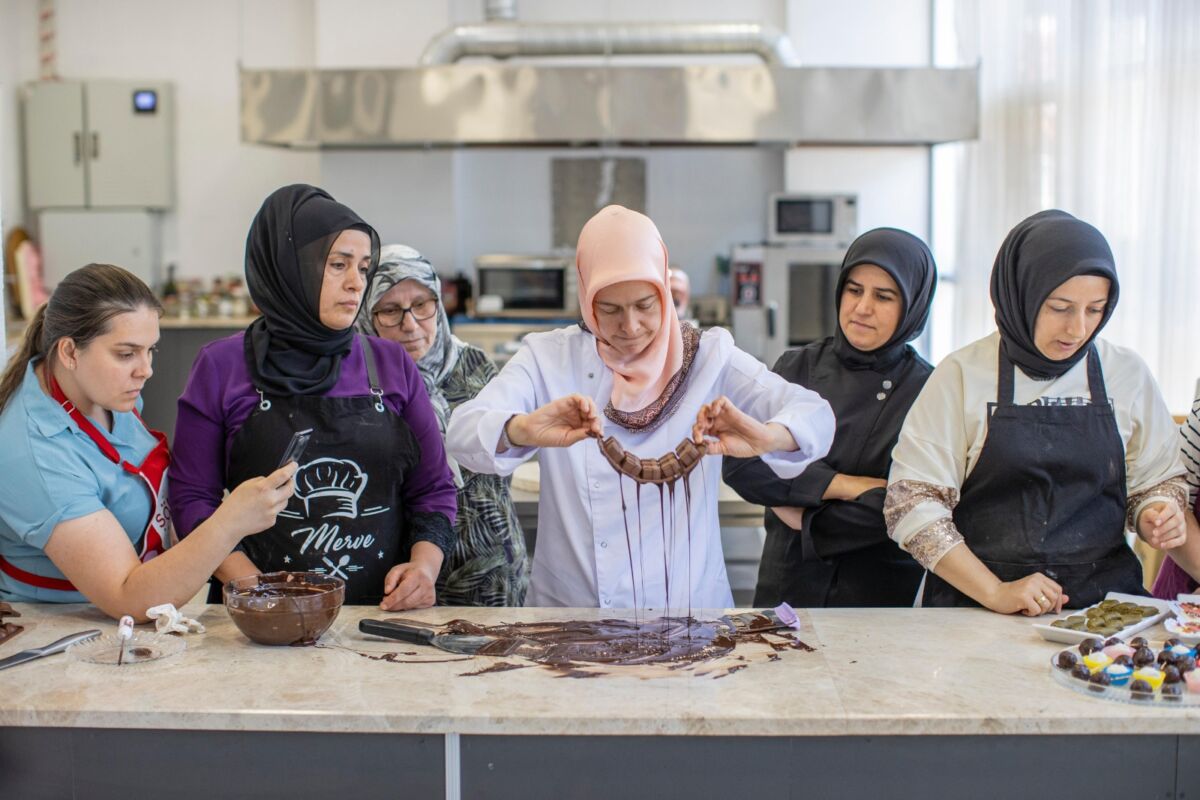 Konak Belediyesi’nin, Konak Halk Eğitim Merkezi iş birliğinde açtığı kurslardan