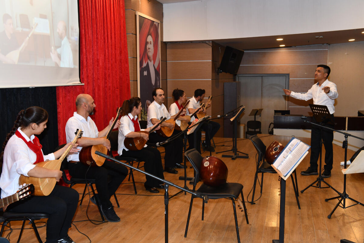 Çiğli Belediyesi tarafından düzenlenen Bağlama Kursunu başarıyla tamamlayan kursiyerler, hazırladıkları
