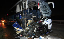 Sandıklı’da can pazarı-Yolcu otobüsü yem yüklü kamyona çarptı: 36 kişi yaralı