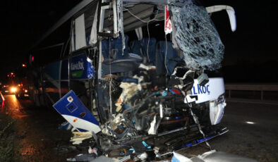 Sandıklı’da can pazarı-Yolcu otobüsü yem yüklü kamyona çarptı: 36 kişi yaralı