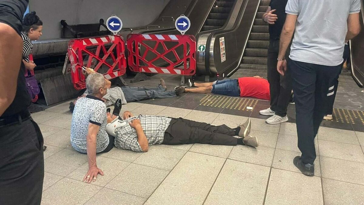 İzmir’de Üçyol Metro İstasyonu’ndan çıkışı sağlayan yürüyen merdivenin, üzerinde yolcular