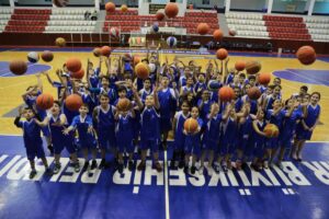 İzmir Büyükşehir Belediyesi’nin spora erişimde fırsat eşitliği ilkesiyle sürdürdüğü yaz