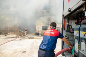 İzmir Büyükşehir Belediyesi İtfaiye Dairesi Başkanlığı’na bağlı ateş savaşçıları, Karşıyaka