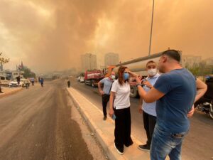 Alevlerin yerleşim alanlarına ulaşması nedeniyle çevredeki evler ve tesisler boşaltılırken,