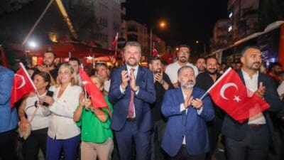 Bucalılar 30 Ağustos Zafer Bayramı’nı belediye binası önünden Işılay Saygın