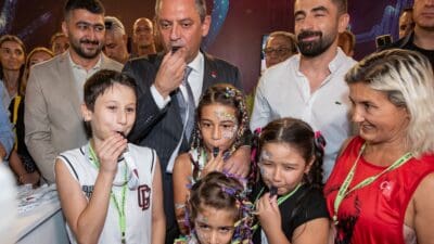 Özgür Özel, Belediye Sokağı’nda Büyükşehir iştiraki Ege Şehir Planlama’nın standında