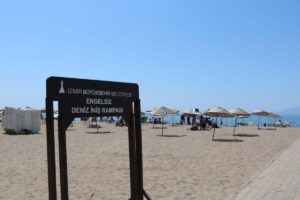 Tatilcilerin tercih ettiği kentlerin başında gelen İzmir’in plajlarında engelliler için