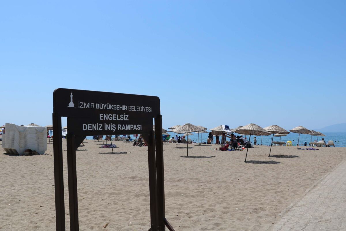 Tatilcilerin tercih ettiği kentlerin başında gelen İzmir’in plajlarında engelliler için