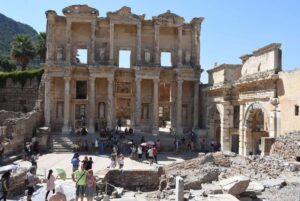 Selçuk ilçesinde her yıl çok sayıda turistin gezdiği Efes Antik
