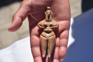 İZMİR’in Kemalpaşa ilçesindeki Ulucak Höyüğü’nde yapılan kazı çalışmalarında, kilden yapılmış