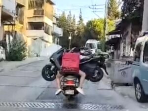 İzmir’de, kasksız 2 kişinin motosikletle başka bir motosikleti taşıdığı anlar,