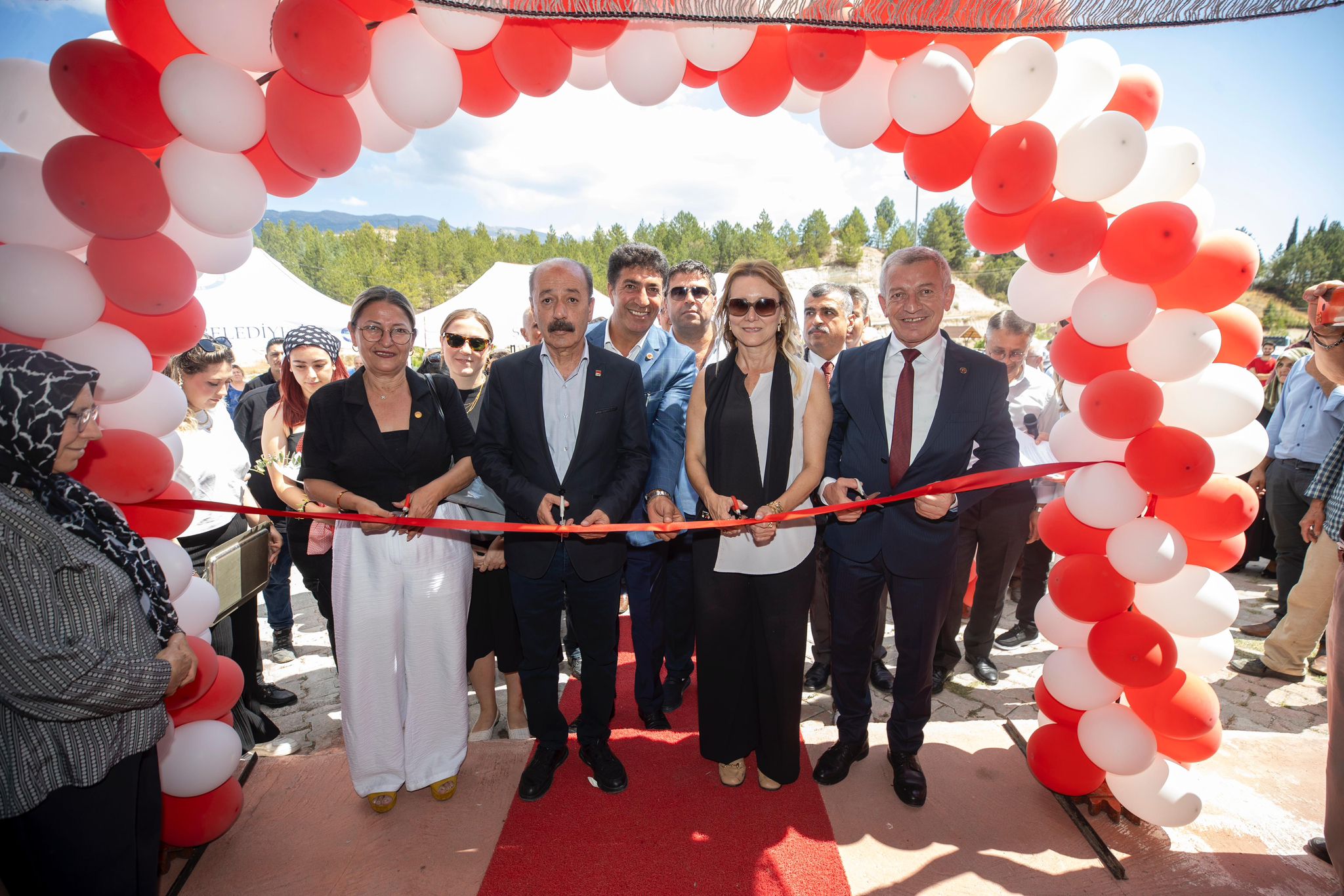 Konak Belediye Başkanı Nilüfer Çınarlı Mutlu, beraberindeki meclis üyeleri ile