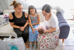Bu kapsamda, ailelere bebek kıyafetleri, bakım ürünleri ve bezden oluşan