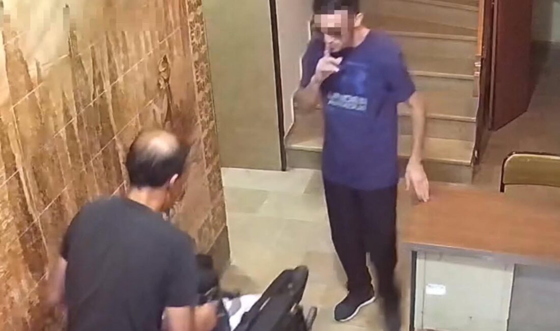 İzmir'de, engelli bir vatandaşın akülü tekerlekli sandalyesi 2 kişi tarafından