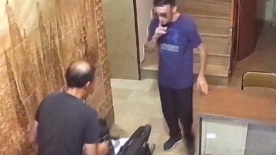 İzmir'de, engelli bir vatandaşın akülü tekerlekli sandalyesi 2 kişi tarafından