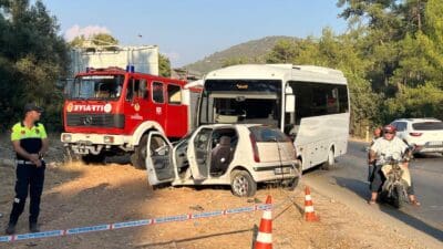 Muğla'nın Bodrum ilçesinde, hatalı sollama yaparak karşıdan gelen minibüsle çarpışan