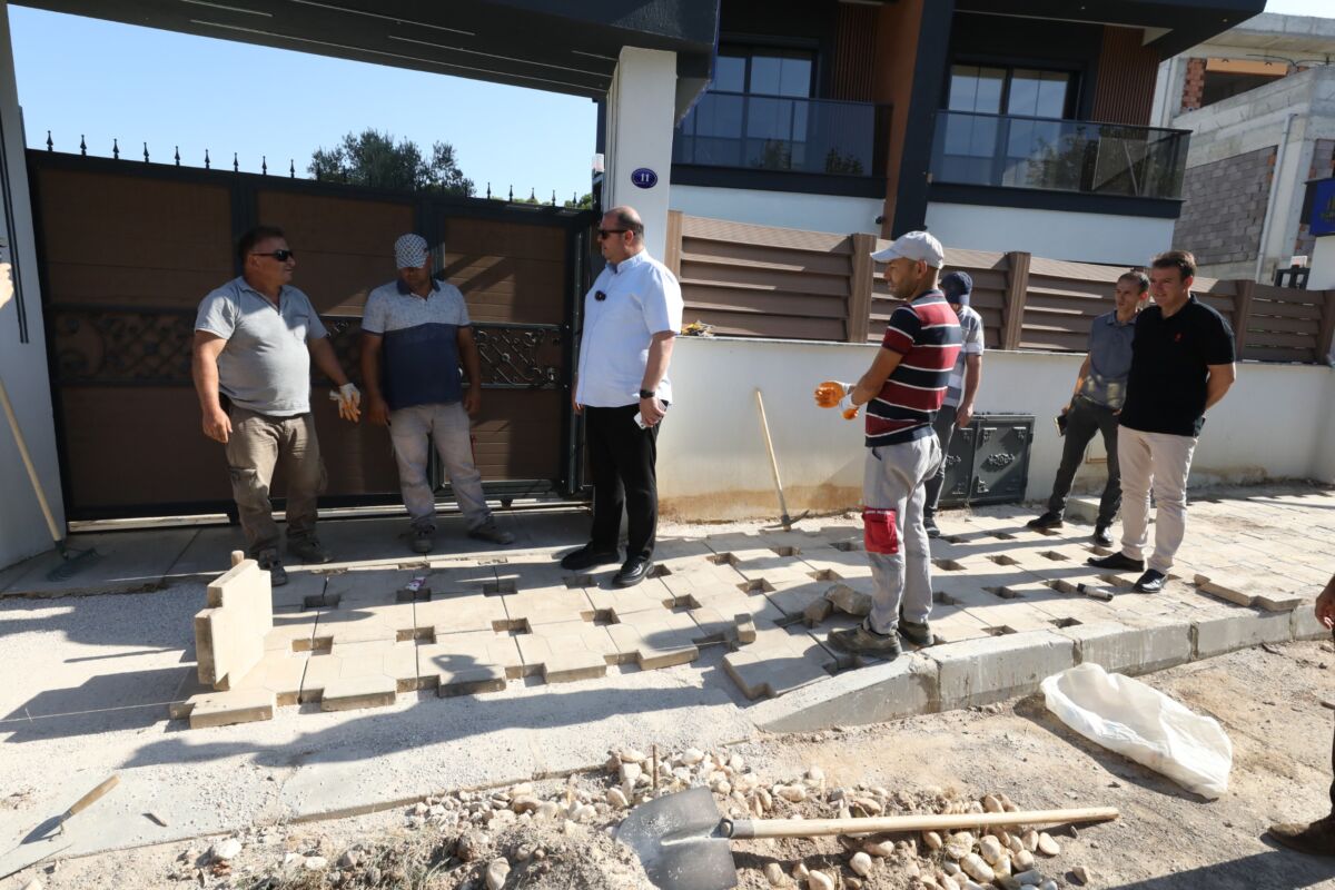 Başkan Çiçek Sahaya İndi; Çalışmaları İnceledi Menderes Belediye Başkanı İlkay Çiçek, ilçede gerçekleştirdikleri çalışmaları yerinde inceledi.