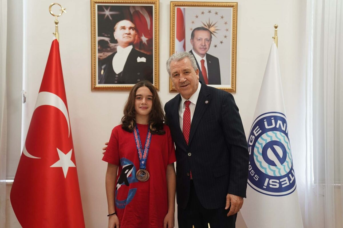 İzmir Ege Üniversitesi (EÜ) Spor Kulübü Yüzme Şubesi sporcusu Azra